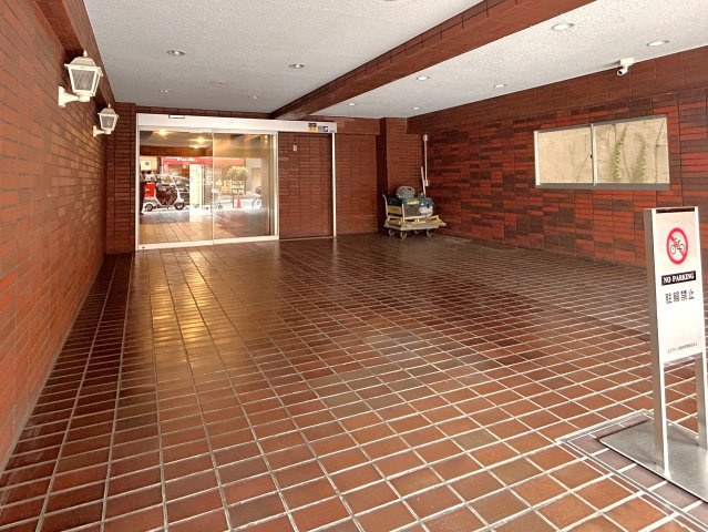 ユテライズ根岸のエントランス|～Entrance～
マンションは管理がとても大切です。ゴミひとつ落ちていない綺麗なエントランスからは管理状態の良さが伺えます。