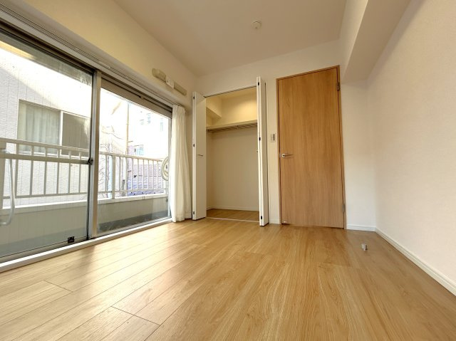 ユテライズ根岸の洋室|～Closet～
各部屋に収納が付いており冬物や夏物、スーツケースなども全部まとめて収納もできますのでお部屋を広く開放的にお使いいただけます。