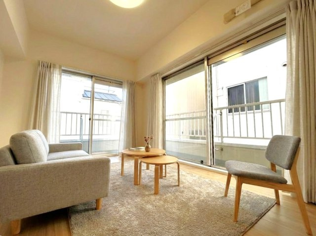 ユテライズ根岸の洋室|～Bed room～
バルコニーから陽当たりが差し込みますので、日中は電気など必要ない明るさとなっております。