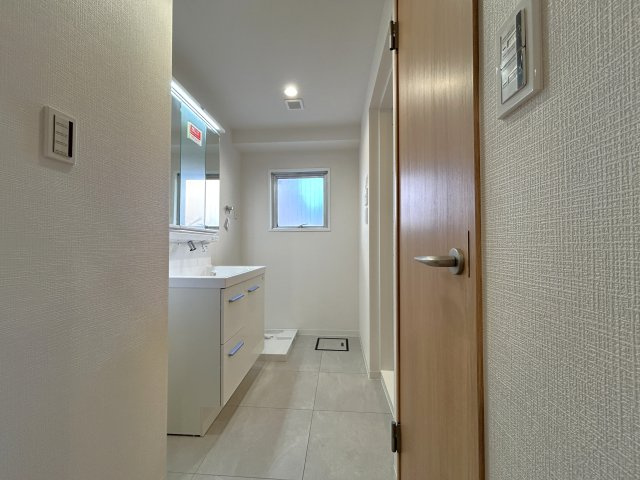 ユテライズ根岸の独立洗面台|【パウダールーム】
三面鏡タイプの洗面化粧台を採用し、キャビネット収納はぎっしり色々な物を収納でき下部収納もございます。シャワーヘッドタイプを採用しておりますのでお掃除など楽々できます。