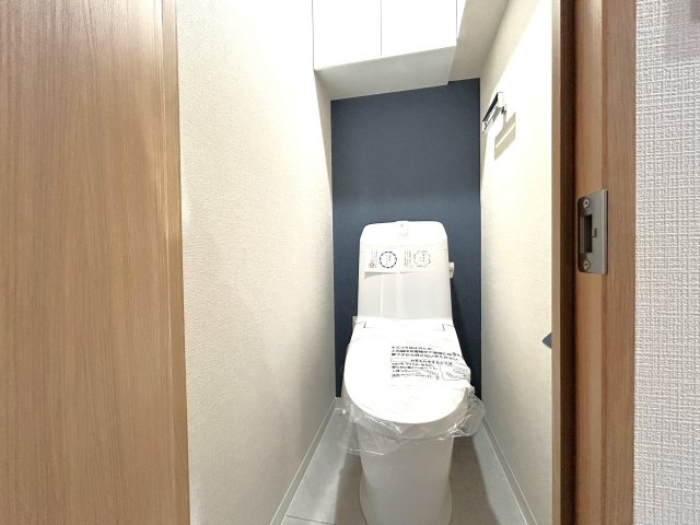 ユテライズ根岸のトイレ|十分なスペースを確保したトイレ。
収納もございますのでシンプルな空間を保てます。