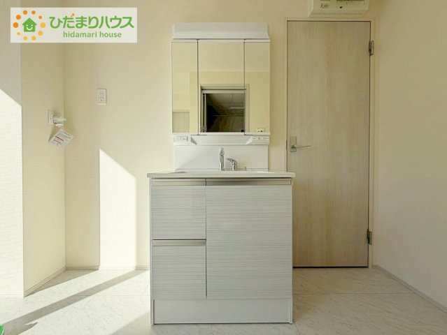日立市助川町3期　新築戸建の洗面所|大きな三面鏡の独立洗面。鏡の後ろは収納となっているのでスッキリと整理できます！