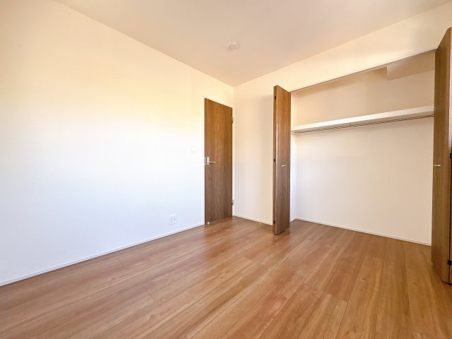 東松山市桜山台　新築一戸建ての洋室|２階居室は全室収納あり！たっぷりある収納活用でお部屋もキレイを保てます♪