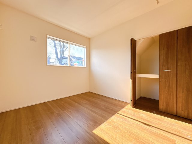 東松山市桜山台　新築一戸建ての洋室|２階居室は全室収納あり！たっぷりある収納活用でお部屋もキレイを保てます♪