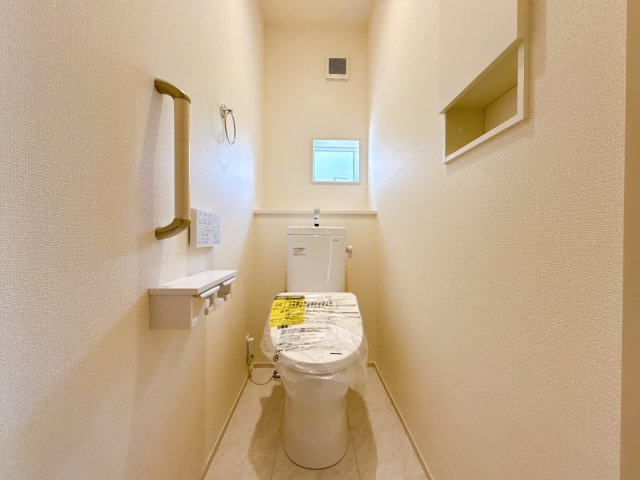 東松山市桜山台　新築一戸建てのトイレ|白を基調とした清潔感のある明るい空間。温水洗浄便座付きで、毎日快適・清潔に使用できます。操作しやすい壁面リモコンを採用しています。