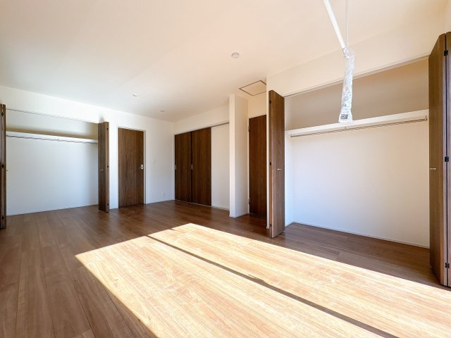 東松山市桜山台　新築一戸建ての洋室|２階居室は全室収納あり！たっぷりある収納活用でお部屋もキレイを保てます♪