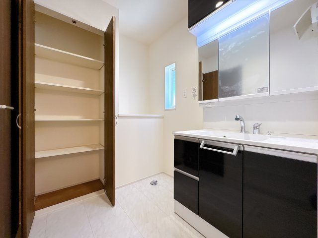 東松山市桜山台　新築一戸建ての独立洗面台|ゆとりの洗面スペースで朝の身支度も快適スムーズに。３面鏡で髪のセットやお化粧もストレスなくこなせ、朝から気分良く通勤通学に向かえそうですね！鏡の裏にはたっぷりと収納スペースを標準装備