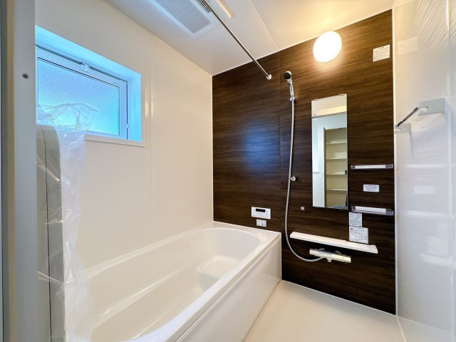 東松山市桜山台　新築一戸建ての浴室|窓付きのバスルームは、採光もあり明るく気持ちの良い空間です。窓があることで、換気環境も良好。掃除もスムーズに出来ます