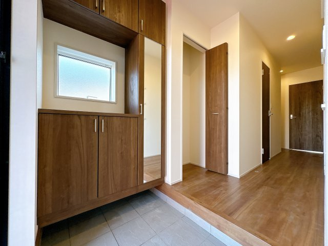 東松山市桜山台　新築一戸建ての玄関|住まう人も来客も入った時にワクワクさせてくれるオシャレな玄関♪収納もたっぷりあるので、靴がたくさんあっても安心！