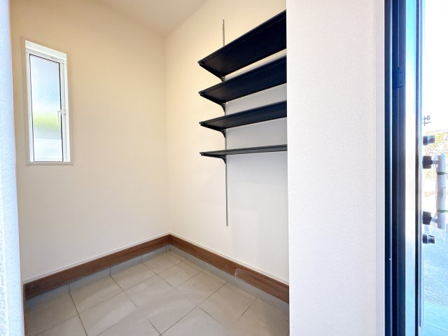 東松山市桜山台　新築一戸建ての収納|明るく清潔感のある玄関でお客様を迎えるスペースをパッと明るい印象に！大容量の収納力で大家族の履物もすっきり収納できます♪