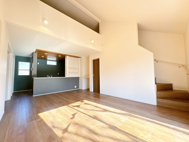 東松山市桜山台　新築一戸建ての居間・リビング|窓から差し込む光で家族を温かく包み込みます。明るいリビングで子育てする喜びを☆いつでも見学可能です！