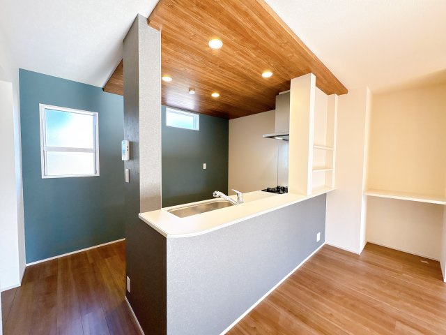 東松山市桜山台　新築一戸建てのキッチン|対面式キッチンは、家族のコミュニケーションを育み、子育て家族にも好適なプラン！リビングで寛ぐご家族をいつも感じられます♪会話を楽しみながら家事ができ、小さいお子様がいても安心です！