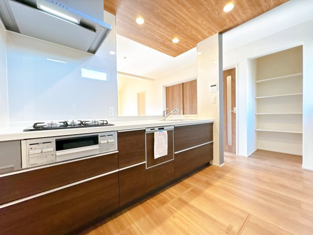 東松山市桜山台　新築一戸建てのキッチン|見栄えもよくお手入れもスムーズに出来ます。豊富な収納力もございますので、キッチンスペースをスッキリとお使い頂けそうです。