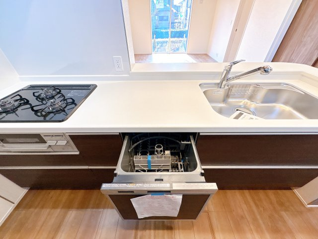 東松山市桜山台　新築一戸建てのキッチン|キッチンの収納も充実☆食洗器完備で家事も楽々♪生活の質が向上すること間違いなしの充実設備です。