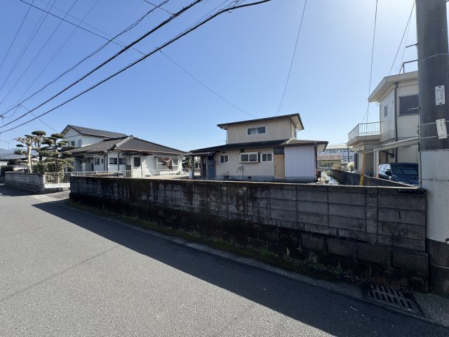 都城市上長飯町の中古一戸建の前面道路含む現地写真