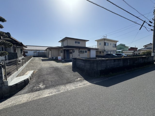 都城市上長飯町の中古一戸建の前面道路含む現地写真