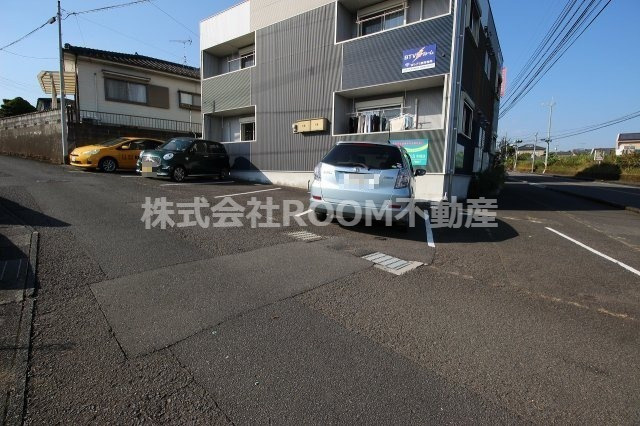 スペースⅦの駐車場|車をお持ちの方に嬉しい駐車場付きの物件です