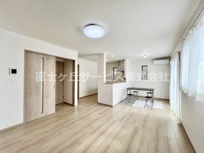 【居間・リビング】 | 裾野市茶畑 9期 新築一戸建て A号棟 | こちらの居間で趣味の時間をお楽しみください