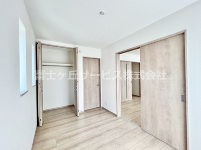 【洋室】 | 裾野市茶畑 9期 新築一戸建て A号棟 | リビング横の5帖の洋室です