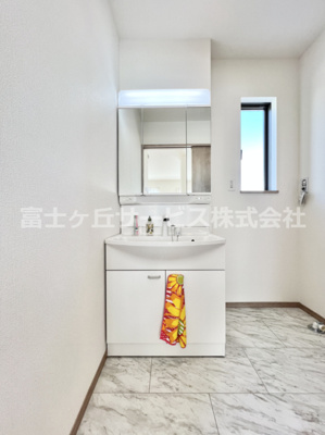 【独立洗面台】 | 裾野市茶畑 9期 新築一戸建て A号棟 | 独立洗面台あり、毎朝おしゃれに忙しい女性の方におすすめです