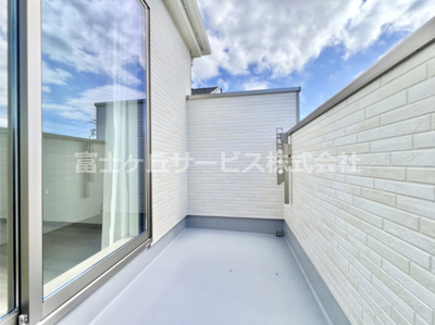 【バルコニー】 | 裾野市茶畑 9期 新築一戸建て A号棟 | 開放的で明るい空間を演出してくれるバルコニーです