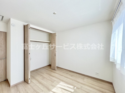 【洋室】 | 裾野市茶畑 9期 新築一戸建て A号棟 | 6.06帖の洋室です