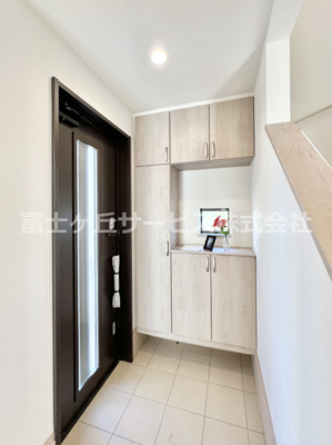 【玄関】 | 裾野市茶畑 9期 新築一戸建て A号棟 | シンプルで使いやすい玄関です