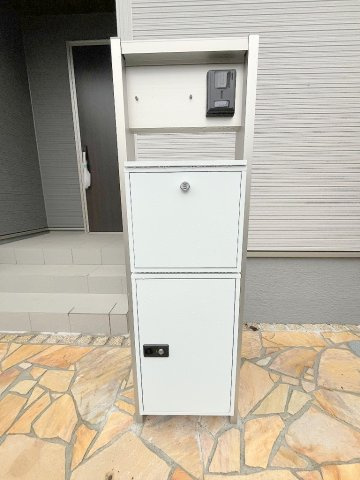 八潮市伊草1丁目　新築戸建　全1棟のエントランス|不在時に便利な宅配BOX完備