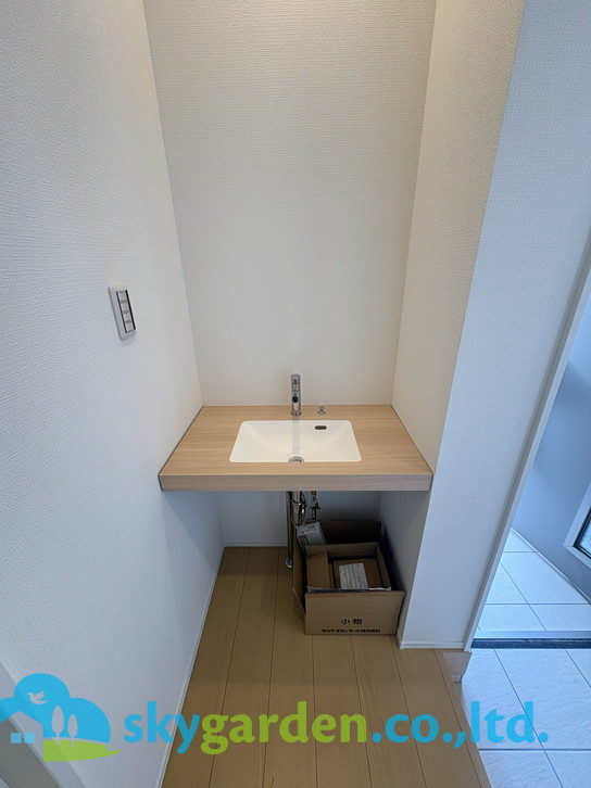 藤沢市辻堂東海岸1丁目3期　新築戸建　全2棟1号棟の独立洗面台|独立洗面台、小物を置くことができて便利です