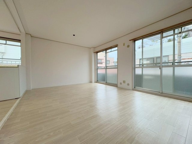 西田マンションの居間・リビング