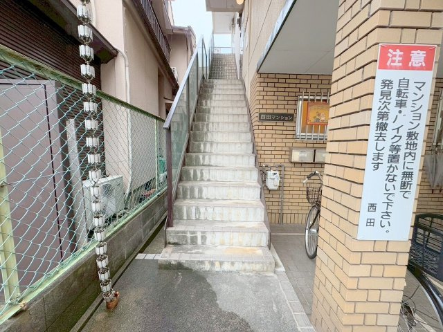 西田マンションのエントランス