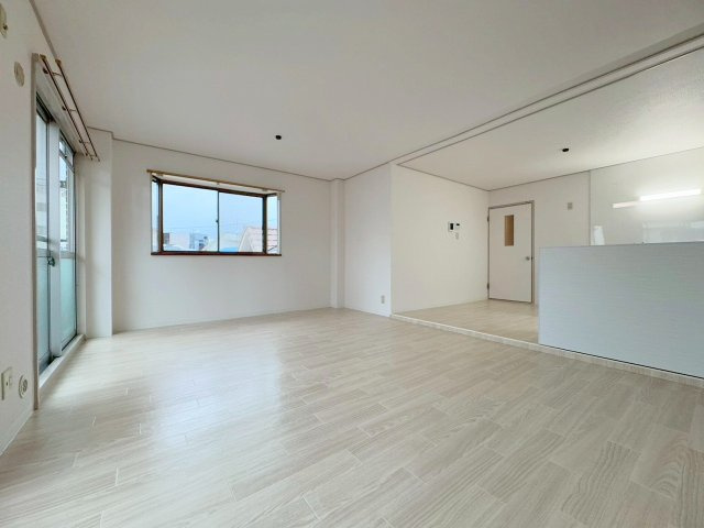 西田マンションの居間・リビング