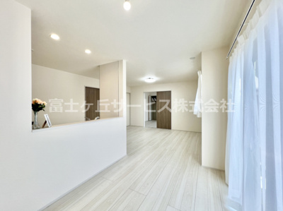 【居間・リビング】 | 裾野市桃園 新築一戸建て | 16.62帖のリビングダイニングです