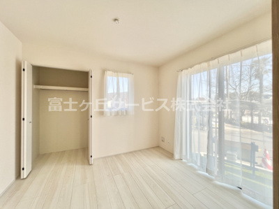 【洋室】 | 裾野市桃園 新築一戸建て | リビング横の5.25帖の洋室です