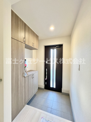 【玄関】 | 裾野市桃園 新築一戸建て | 収納もある玄関です