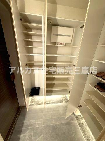 クロスエアタワーの収納|ウォークインシューズクローゼット