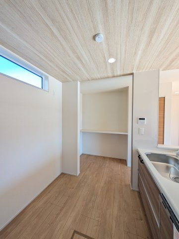 【収納】 | ブルーミングガーデン高崎市箕郷町上芝ー① | カウンター付きの大型パントリー♪