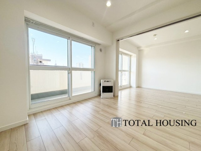 【居間・リビング】 | 朝日プラザ一条橋 | 居室と隣接しており、引き戸を開放してリビングに空間を作ることもできます。リビングは毎日の暮らしの質を左右するメインステージ。住む人が快適に、健やかに過ごせるリビングで憩いの時間を。