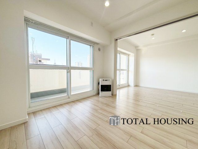 【居間・リビング】 | 朝日プラザ一条橋 | 居室と隣接しており、引き戸を開放してリビングに空間を作ることもできます。リビングは毎日の暮らしの質を左右するメインステージ。住む人が快適に、健やかに過ごせるリビングで憩いの時間を。