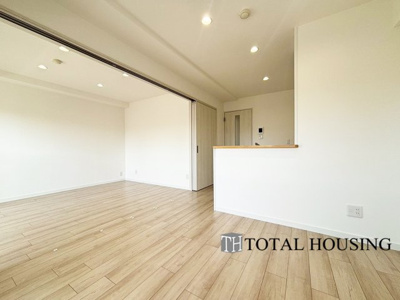 【居間・リビング】 | 朝日プラザ一条橋 | LDKと洋室の間の扉を開けることで、15.2帖の広々とした一室として使用することも可能です！
どちらの居室にも大きな窓がある為、リビング全体が明るい陽光に包まれます。