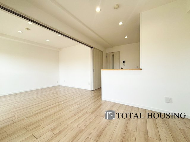 【居間・リビング】 | 朝日プラザ一条橋 | LDKと洋室の間の扉を開けることで、15.2帖の広々とした一室として使用することも可能です！
どちらの居室にも大きな窓がある為、リビング全体が明るい陽光に包まれます。