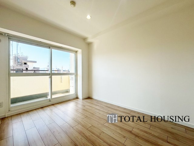 【洋室】 | 朝日プラザ一条橋 | 洋室　約6.0帖
開放的なバルコニー直結のお部屋です。大きな窓はお日様の光をたっぷり取り込み、明るく癒されるプライベートルームになりそうです。のんびり読書なども良いですね♪