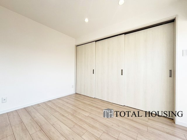 【洋室】 | 朝日プラザ一条橋 | 洋室　約6.0帖
普段は開け放して広々リビングとして使用。家事をしながらお子さんに目を配れます◎来客時にはお洗濯などの見せたくないものを隠したり、お客様の就寝スペースとして使用することもできます。