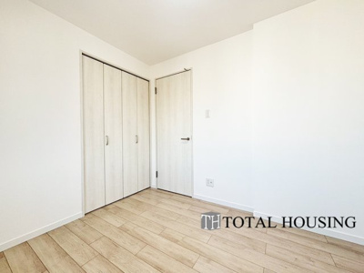 【洋室】 | 朝日プラザ一条橋 | 洋室　約4.5帖
充分な広さと収納機能を備えた部屋はお子様の自発性と成長を促します。お子様の成長を支える、勉強や好きなことに没頭する学びの空間にどうぞ。