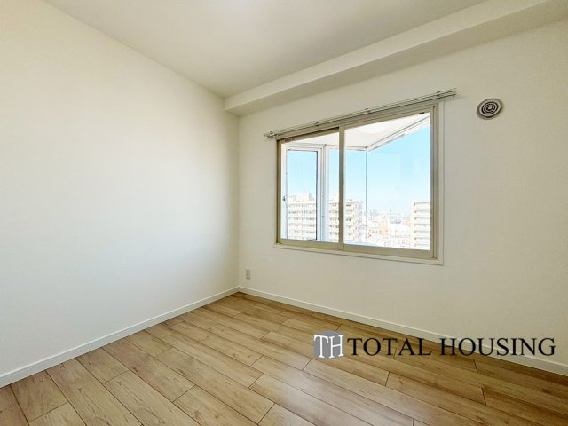 【洋室】 | 朝日プラザ一条橋 | 洋室　約5.0帖
家族構成やライフスタイルに合わせて、多目的にお使いいただけます。優しい色合いの木目調のフローリングが空間にアクセントをもたらしお洒落な室内です。