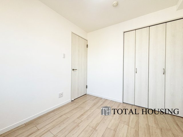 【洋室】 | 朝日プラザ一条橋 | 洋室　約5.0帖
家族一人ひとりの大切なプライベート空間。趣味に合わせて使って頂けるようシンプルに仕上げてあります。暮らし心地を大きく左右する収納を、適材適所に配置し使い勝手を考慮しました。