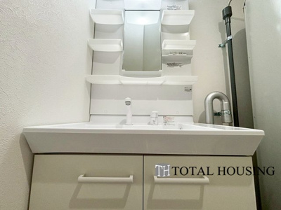 【独立洗面台】 | 朝日プラザ一条橋 | スタンダードなデザインの洗面ボウルは清潔感あるオフホワイトを採用。落ち着きとくつろぎを感じられる空間で気持ちよく身だしなみを整えられます。