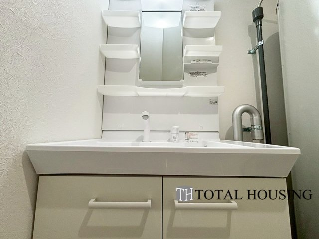 【独立洗面台】 | 朝日プラザ一条橋 | スタンダードなデザインの洗面ボウルは清潔感あるオフホワイトを採用。落ち着きとくつろぎを感じられる空間で気持ちよく身だしなみを整えられます。