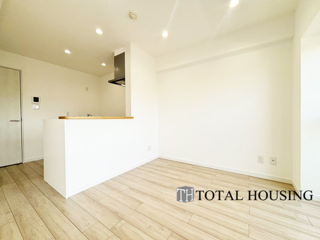 【居間・リビング】 | 朝日プラザ一条橋 | 柔らかな色合いのフローリングと清潔感の溢れるクロスが明るい空間を創り出しているリビングダイニング。憩いの場に相応しく、ここで楽しむ家族の時間が絆をより深めてくれそうです。