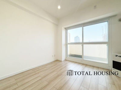 【居間・リビング】 | 朝日プラザ一条橋 | 室内にいても、たっぷりの陽光と爽やかな風を感じて頂けるリビングです。
ご家族と穏やかに過ごす、心地の良い時間が流れます。